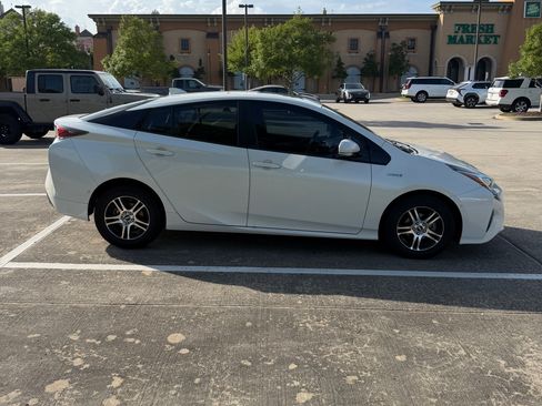 Used 2017 Toyota Prius Four w/ Advanced Technology Package image 2