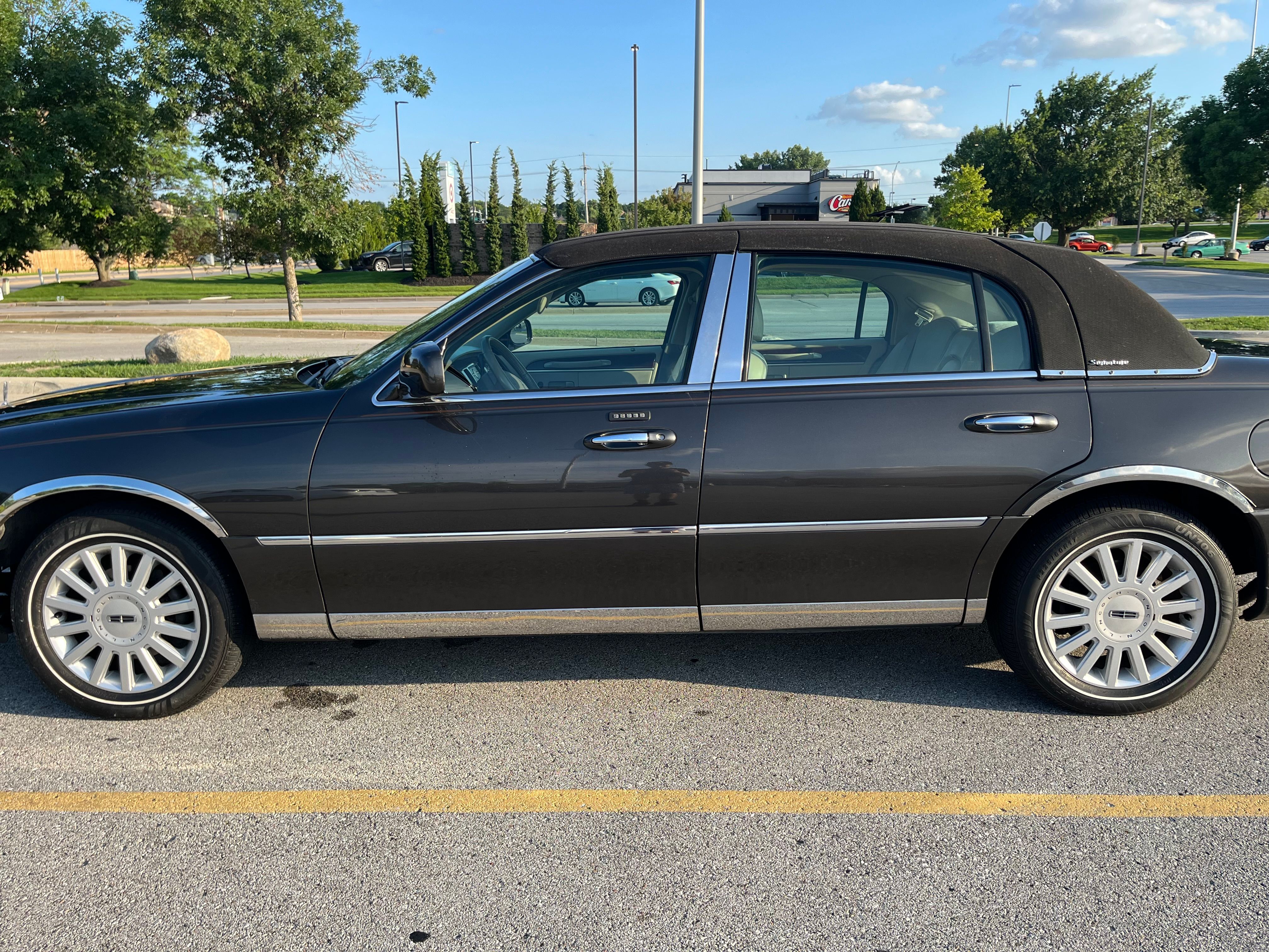Used 2005 Lincoln Town Car Signature RWD image 9