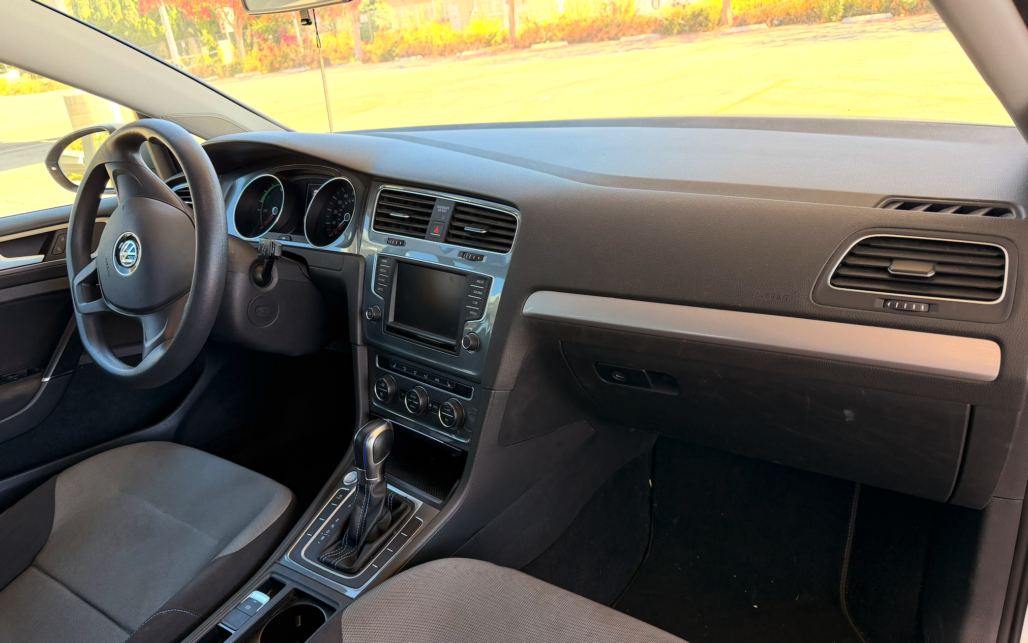 Used 2016 Volkswagen e-Golf SE FWD image 12