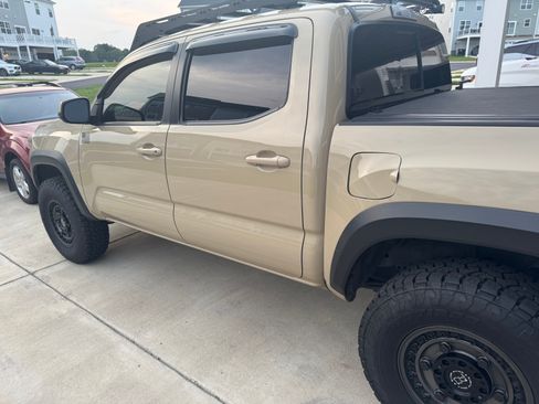 Used 2017 Toyota Tacoma TRD Off-Road w/ Tow Package AWD/4WD image 15