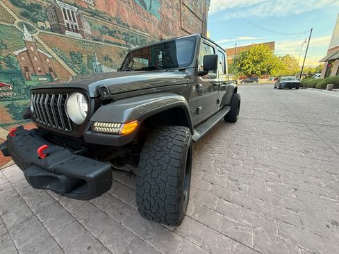 Used 2020 Jeep Gladiator Overland AWD/4WD image 5