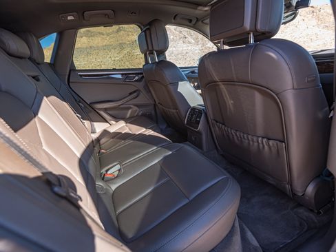 Used 2017 Porsche Macan w/ Dark Walnut Interior Package image 18