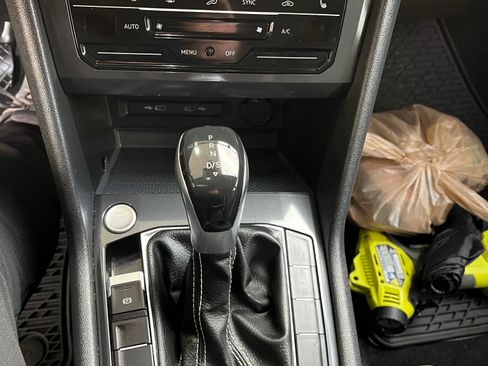 Used 2022 Volkswagen Tiguan SE image 12