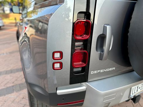 Used 2022 Land Rover Defender 110 S image 8