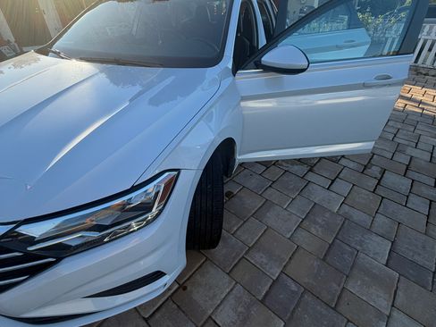 Used 2019 Volkswagen Jetta SE FWD image 2
