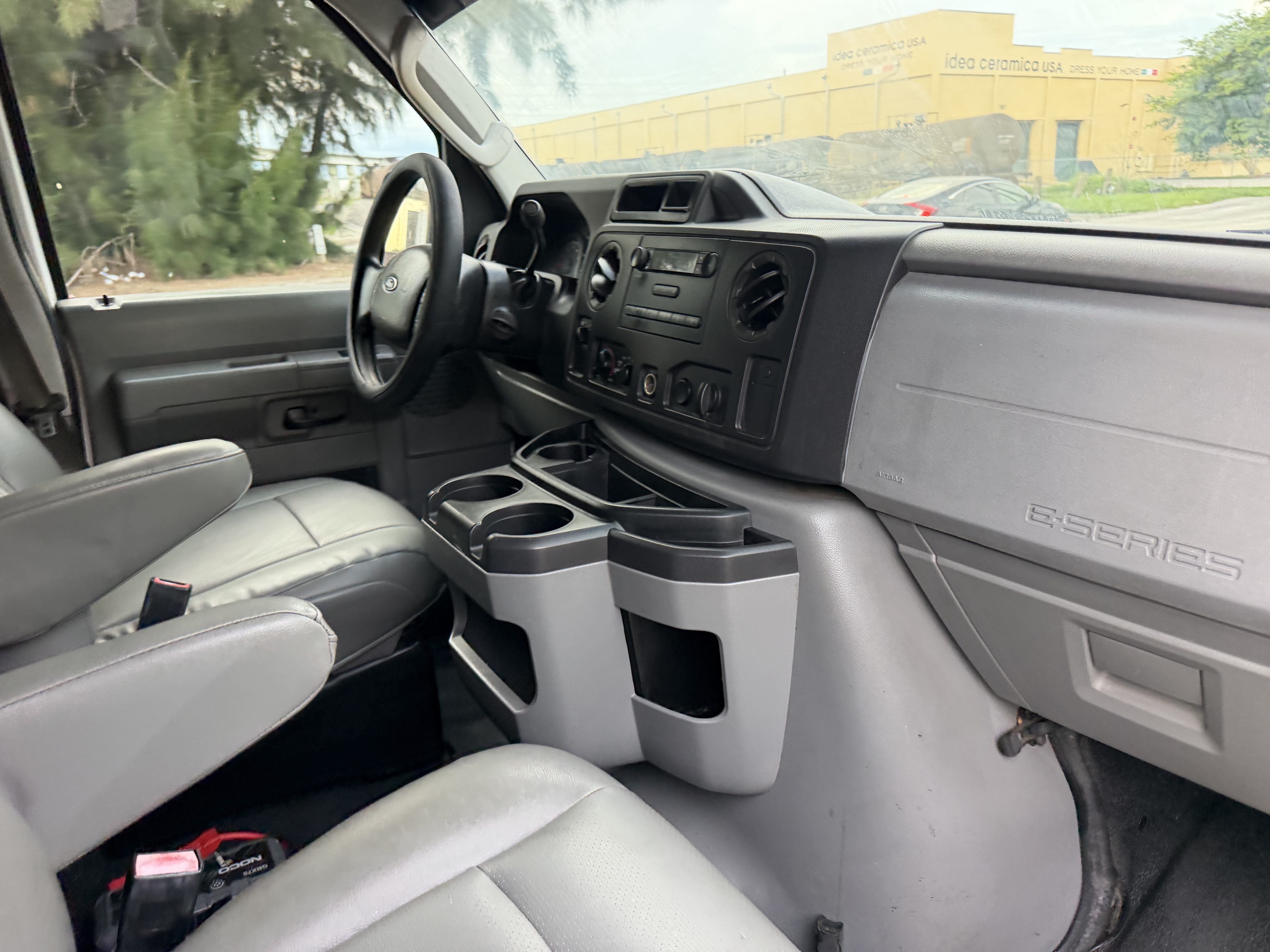 Used 2009 Ford E-350 and Econoline 350 Super Duty RWD image 10