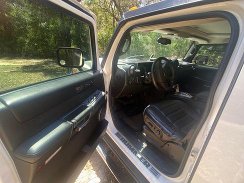 Used 2005 HUMMER H2 w/ Preferred Equipment Group image 9