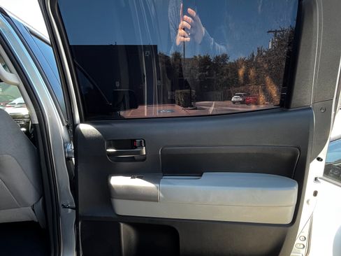 Used 2013 Toyota Tundra 4x4 CrewMax w/ SR5 Pkg image 16