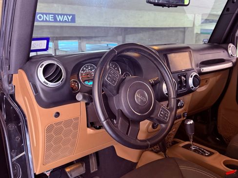 Used 2015 Jeep Wrangler Unlimited Sahara w/ Connectivity Group AWD/4WD image 13