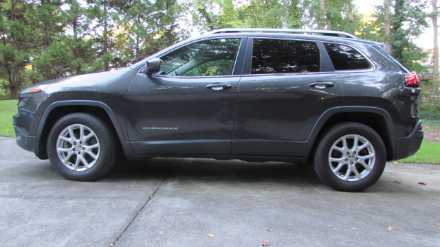 Used 2015 Jeep Cherokee Latitude FWD image 2