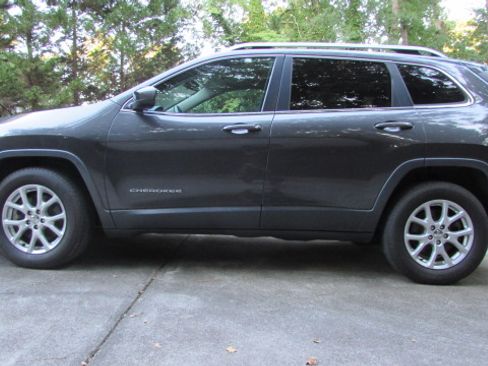 Used 2015 Jeep Cherokee Latitude FWD image 2