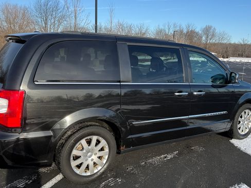 Used 2012 Chrysler Town & Country Touring-L w/ Driver Convenience Group image 11