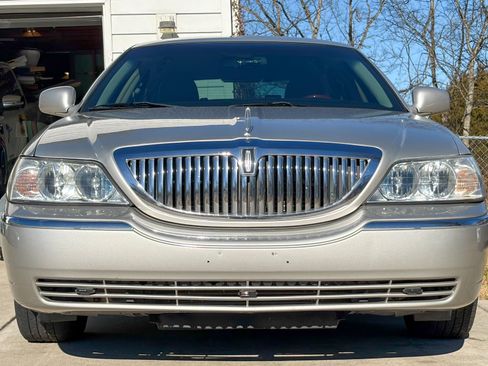 Used 2005 Lincoln Town Car Signature Limited image 19