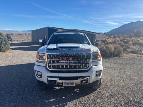 Used 2019 GMC Sierra 3500 Denali w/ Duramax Plus Package image 4