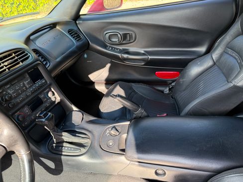 Used 1998 Chevrolet Corvette Coupe w/ Roof Pkg image 18