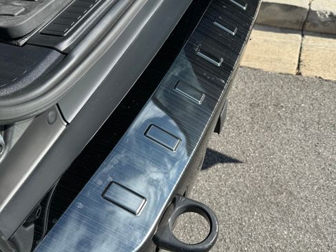 Used 2023 Land Rover Defender 110 image 15