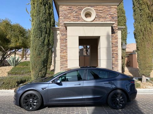 Used 2021 Tesla Model 3 Standard Range Plus image 1