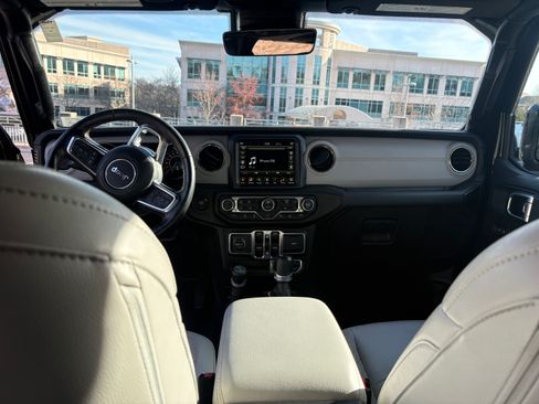 Used 2023 Jeep Wrangler Unlimited Sahara image 10