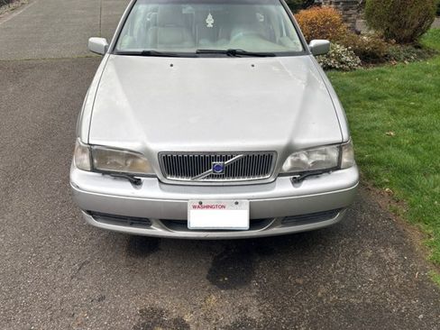 Used 2000 Volvo V70 SE image 1