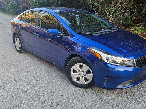Used 2017 Kia Forte LX image 2
