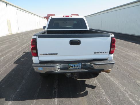 Used 2005 Chevrolet Silverado 2500 LT w/ Heavy-Duty Power Package AWD/4WD image 11