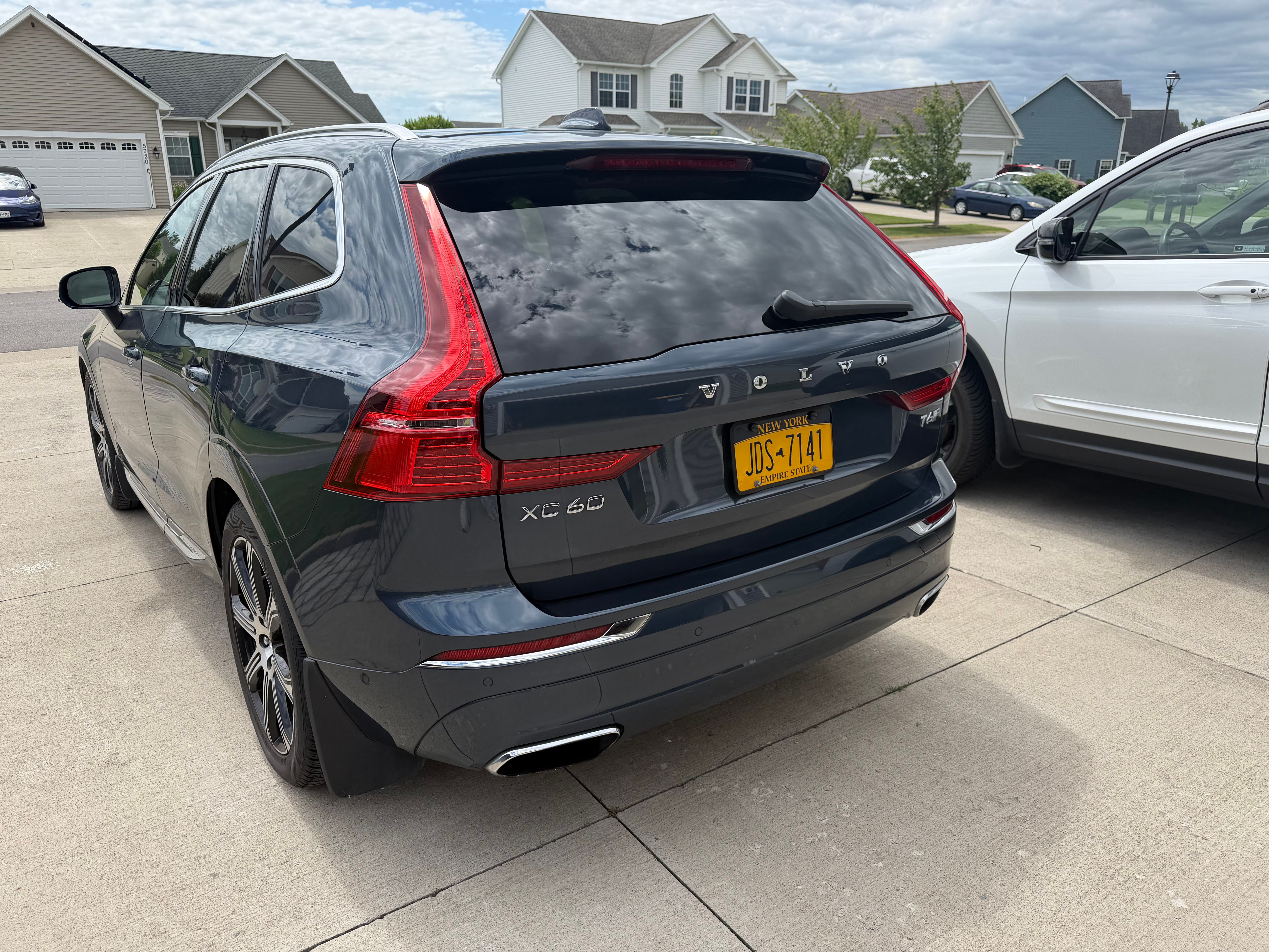 Used 2019 Volvo XC60 T6 Inscription w/ Protection Package Premier AWD/4WD image 2