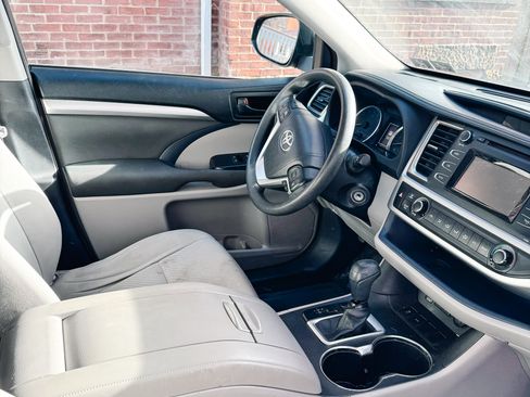 Used 2017 Toyota Highlander LE image 9