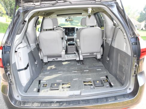 Used 2015 Toyota Sienna XLE FWD image 23