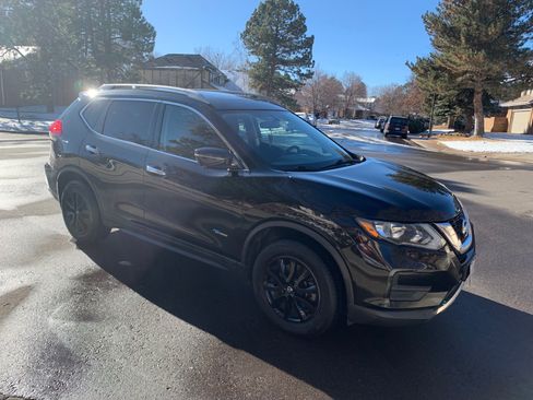 Used 2017 Nissan Rogue SV w/ HEV Premium Package image 15
