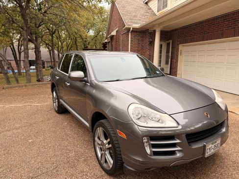 Used 2010 Porsche Cayenne image 1