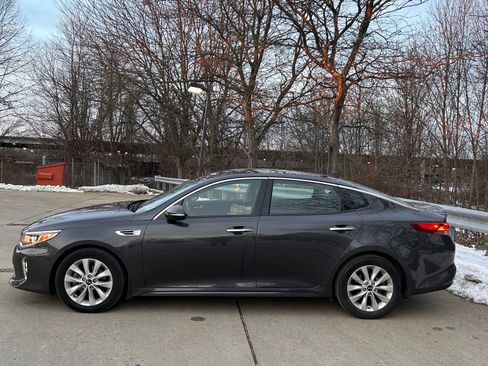 Used 2018 Kia Optima S w/ Panoramic Sunroof Package image 2
