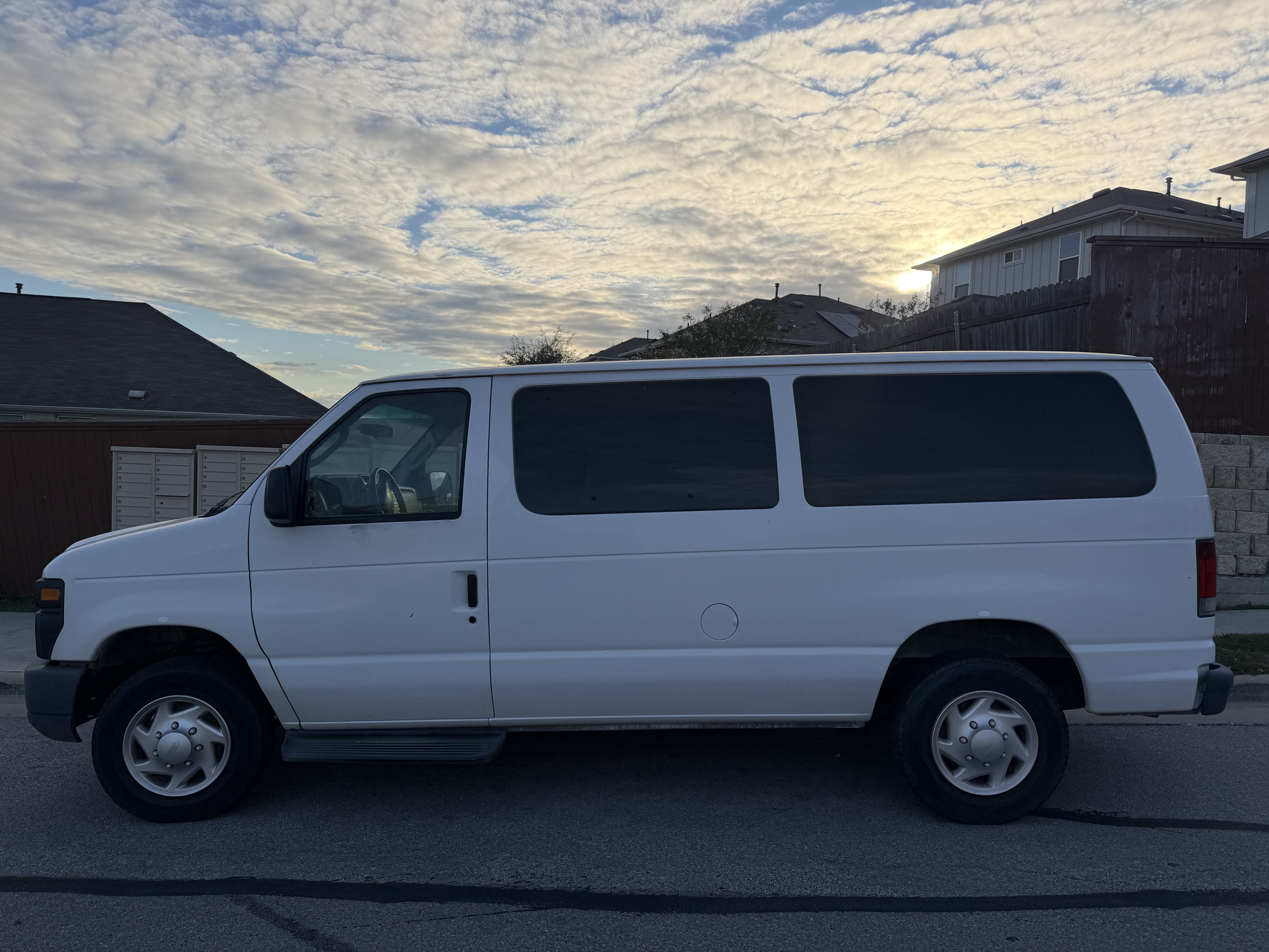Used 2009 Ford E-150 and Econoline 150 Wagon RWD image 4