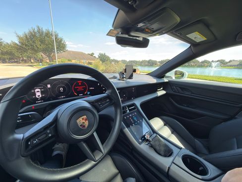 Used 2022 Porsche Taycan RWD image 9