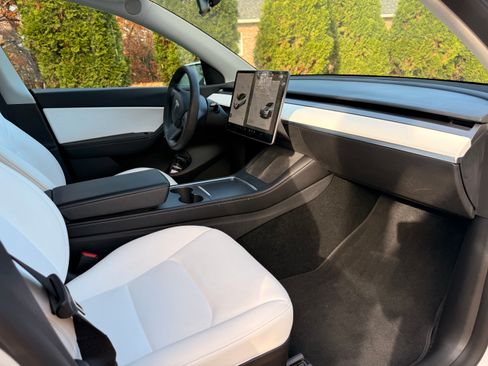 Used 2022 Tesla Model Y Performance image 5