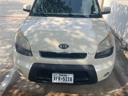 Used 2010 Kia Soul ! FWD image 4