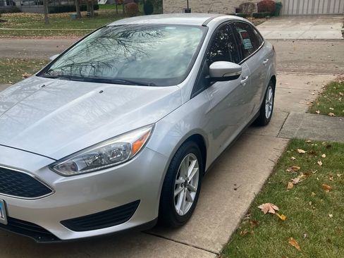 Used 2017 Ford Focus SE image 2