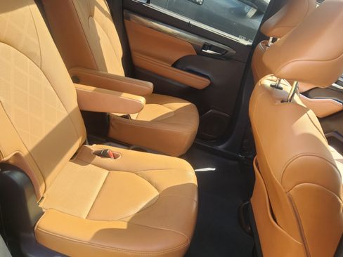 Used 2021 Toyota Highlander Platinum image 13