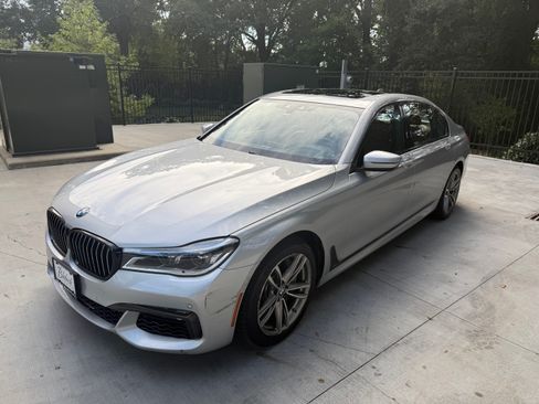 Used 2017 BMW 750i xDrive image 2