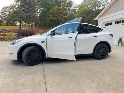Used 2021 Tesla Model Y Long Range image 1