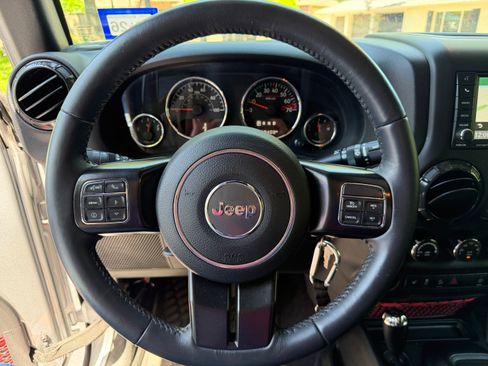 Used 2017 Jeep Wrangler Unlimited Rubicon AWD/4WD image 13