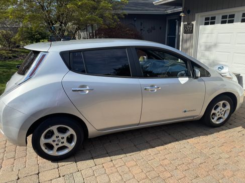 Used 2013 Nissan Leaf SV image 8