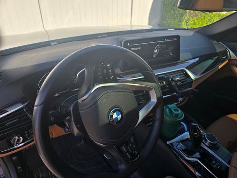 Used 2023 BMW 530e w/ Convenience Package image 8