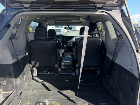 Used 2017 Toyota Sienna SE Premium image 12