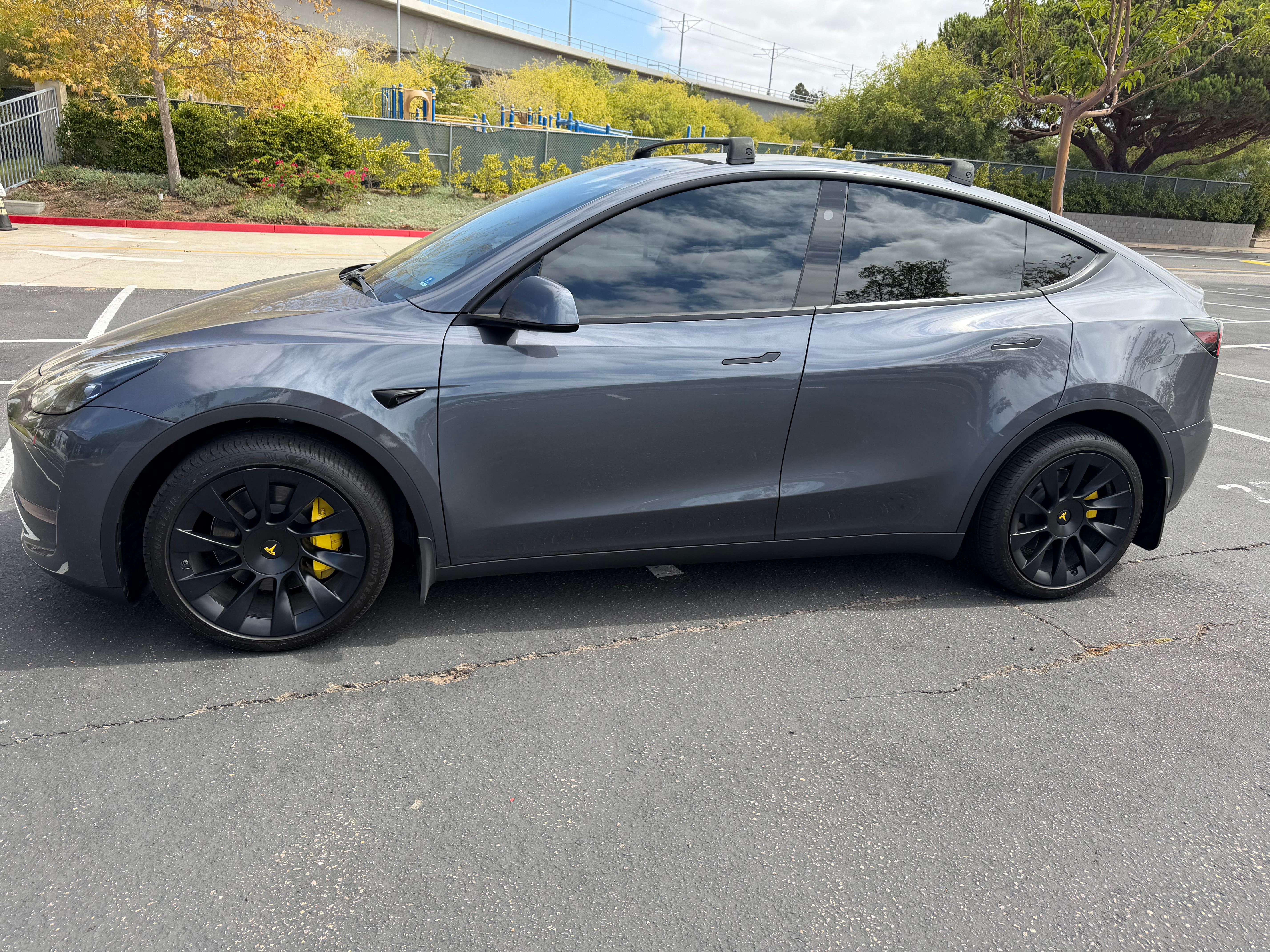 Used 2023 Tesla Model Y Long Range AWD/4WD image 1