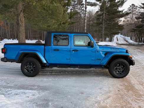 Used 2023 Jeep Gladiator Sport image 2