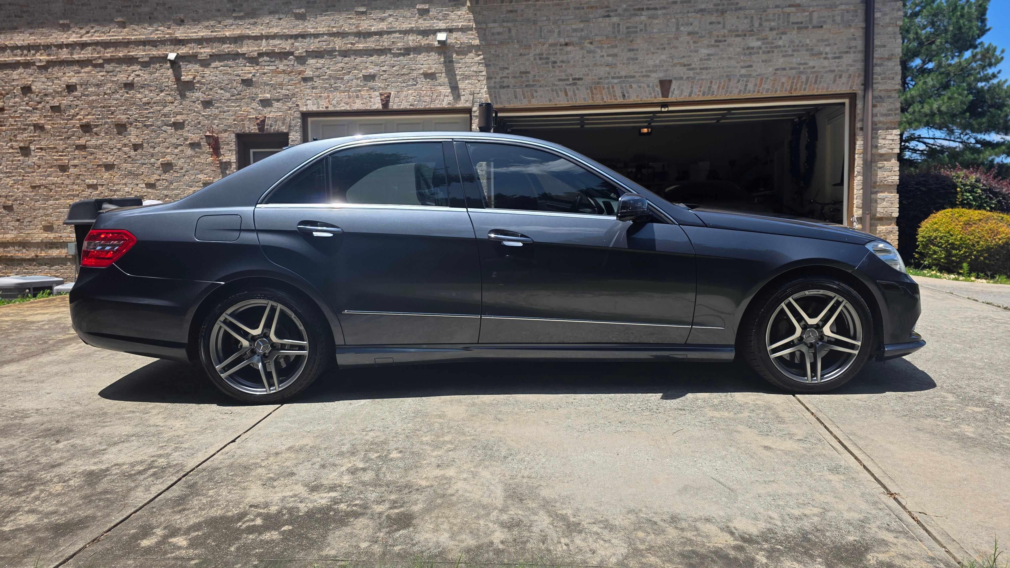 Used 2010 Mercedes-Benz E 550 Sedan image 2