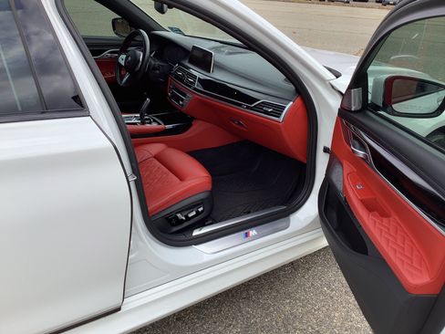 Used 2020 BMW 750i xDrive w/ Autobahn Package image 29