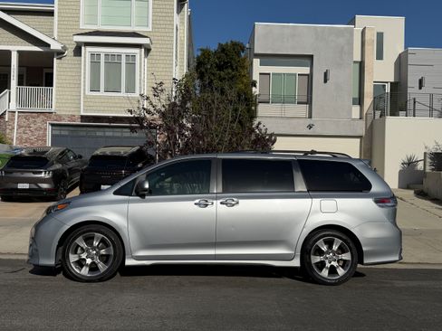 Used 2014 Toyota Sienna SE image 5