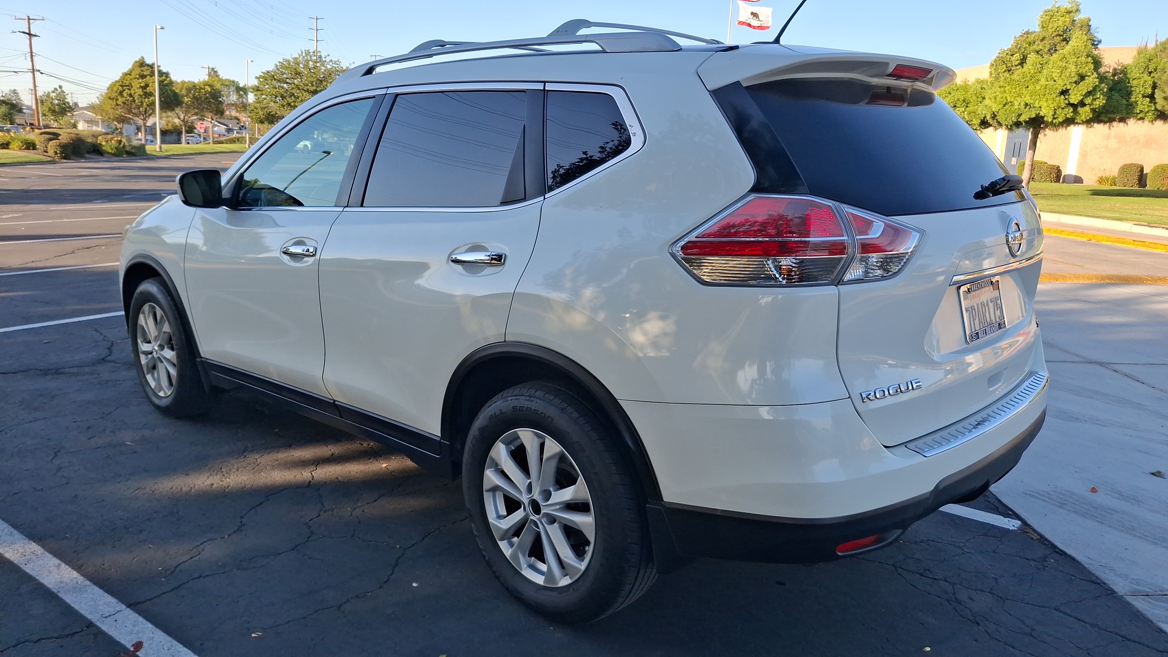 Used 2015 Nissan Rogue SV w/ SV Moonroof Package FWD image 2