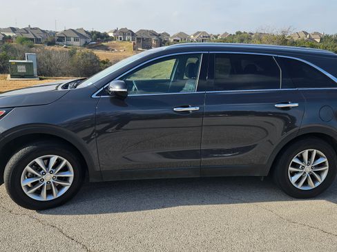 Used 2016 Kia Sorento LX w/ LX Convenience Package image 1
